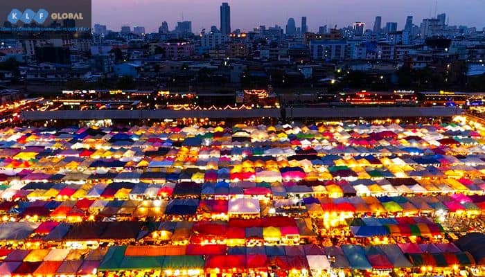 Chợ đêm cũng là một điểm đến không thể bỏ qua khi đến Bangkok