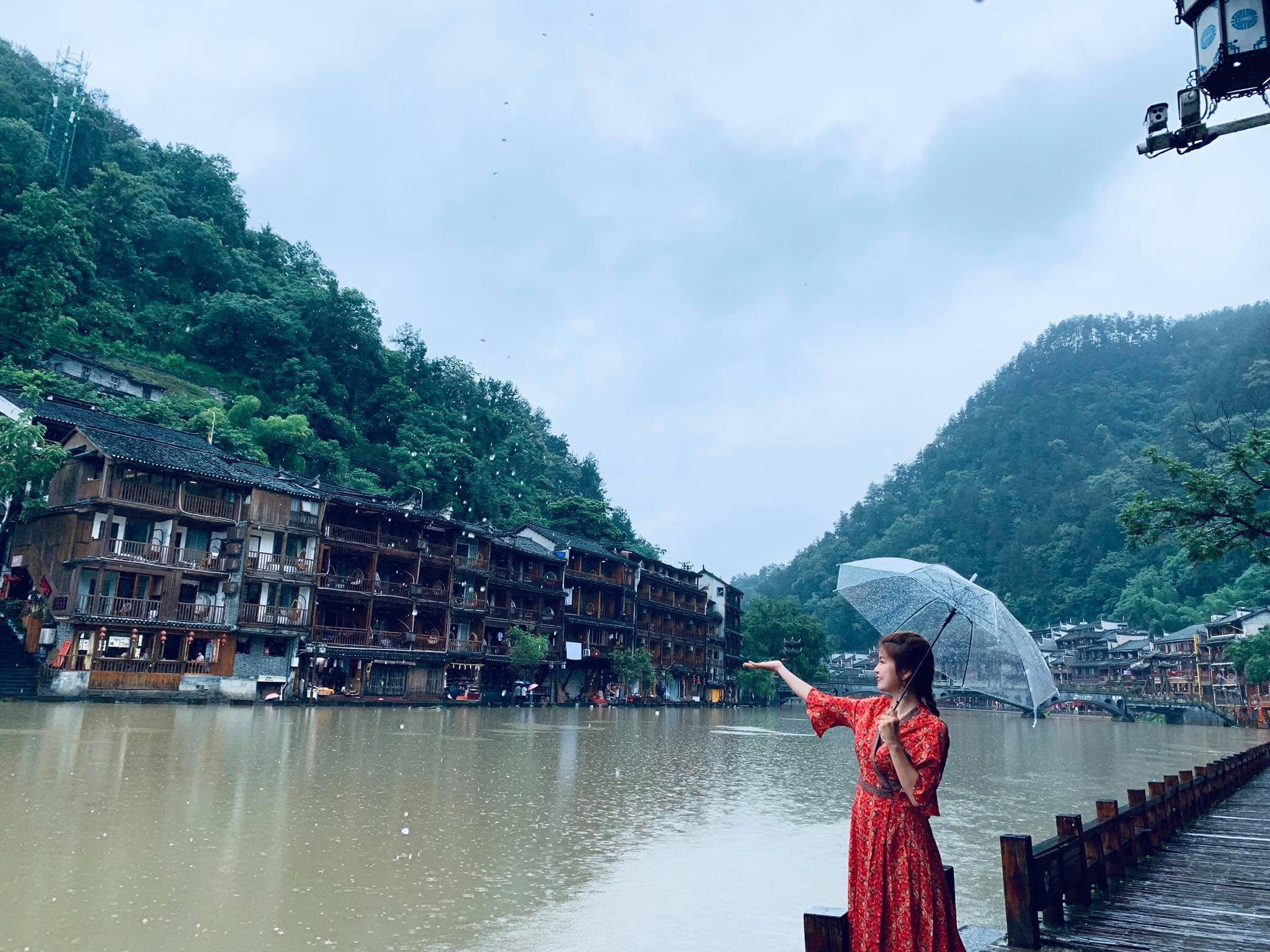 Đi Phượng Hoàng Cổ Trấn dù ngày nắng hay ngày mưa cũng khiến người ta mê say